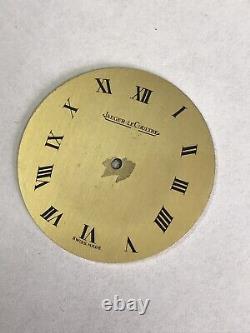 Cadran doré de montre ancienne Jaeger LeCoultre chiffres romain vintage. Dial