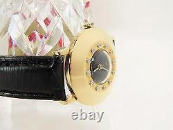 Vintage Le Coultre Montre Femme 14 K or jaune avec diamants avec bande en cuir